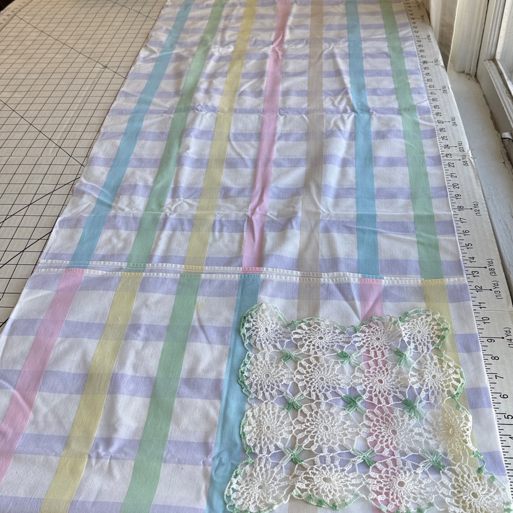 Vintage Spring Kitchen Linens Lot, 2 tablecloths, 2 table runners - Picture 15 of 16